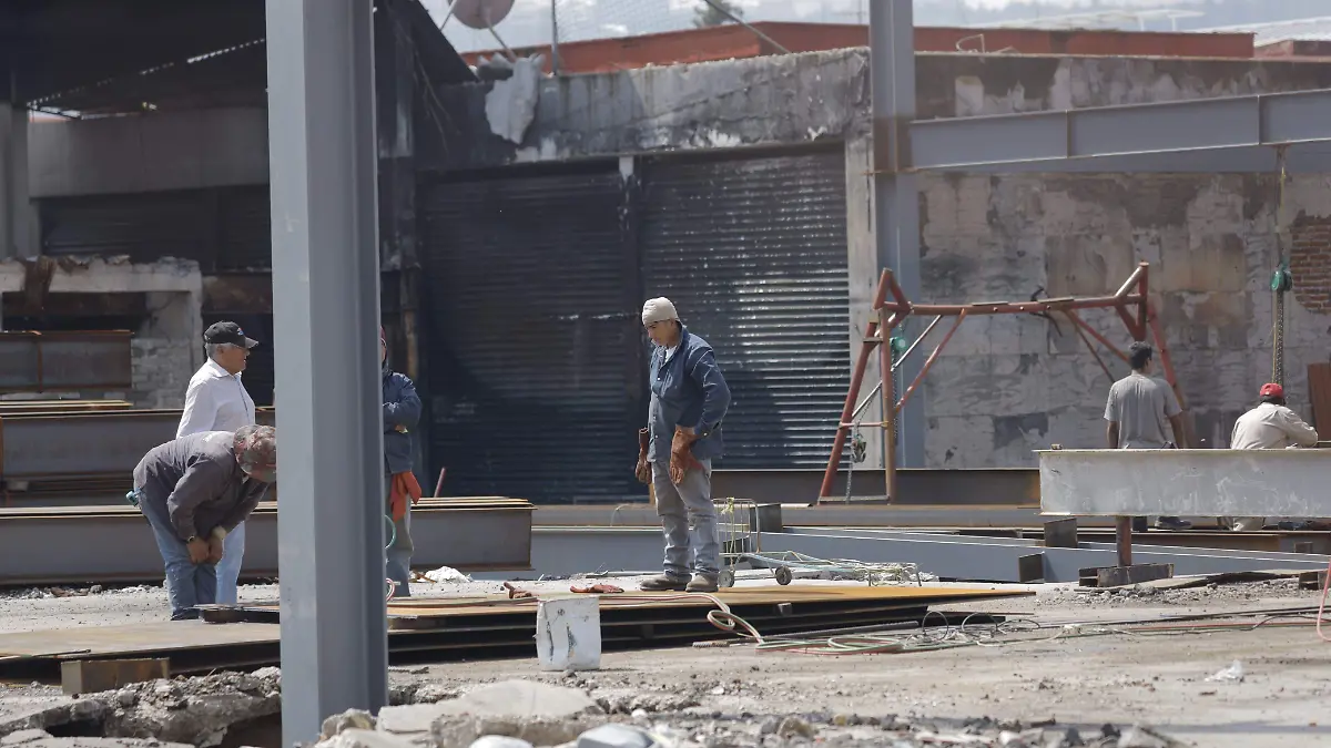 Trabajadores en el estacionamiento del mercado Independencia